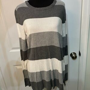 Maison Jules Gray and White Knit Top Size Medium CB-AQ (Nov)